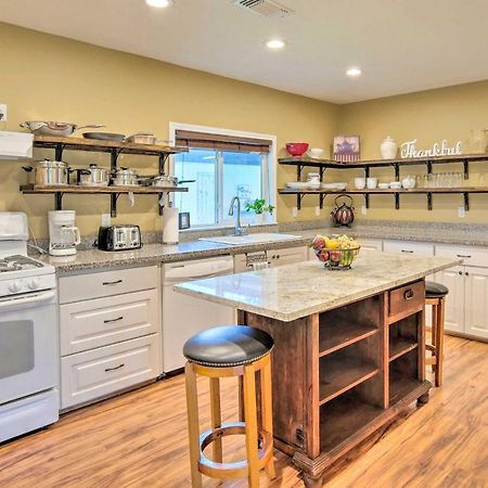 The Gathering Place Brenham Home On 6 Acres Extérieur photo