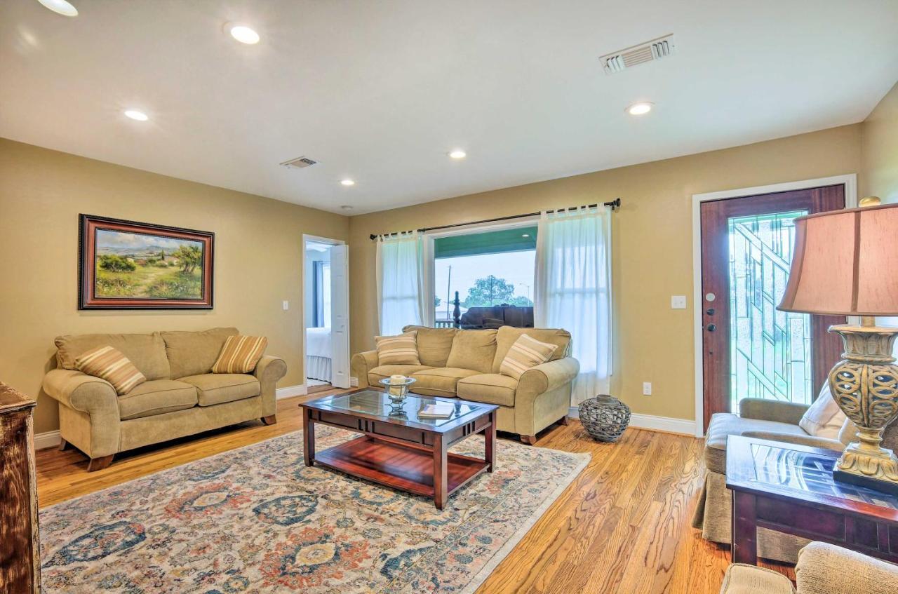 The Gathering Place Brenham Home On 6 Acres Extérieur photo
