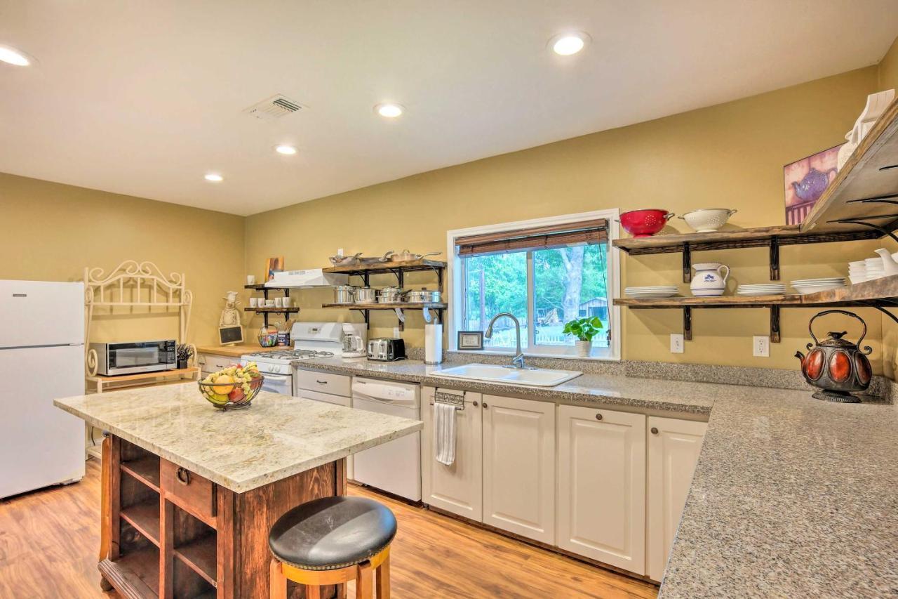 The Gathering Place Brenham Home On 6 Acres Extérieur photo