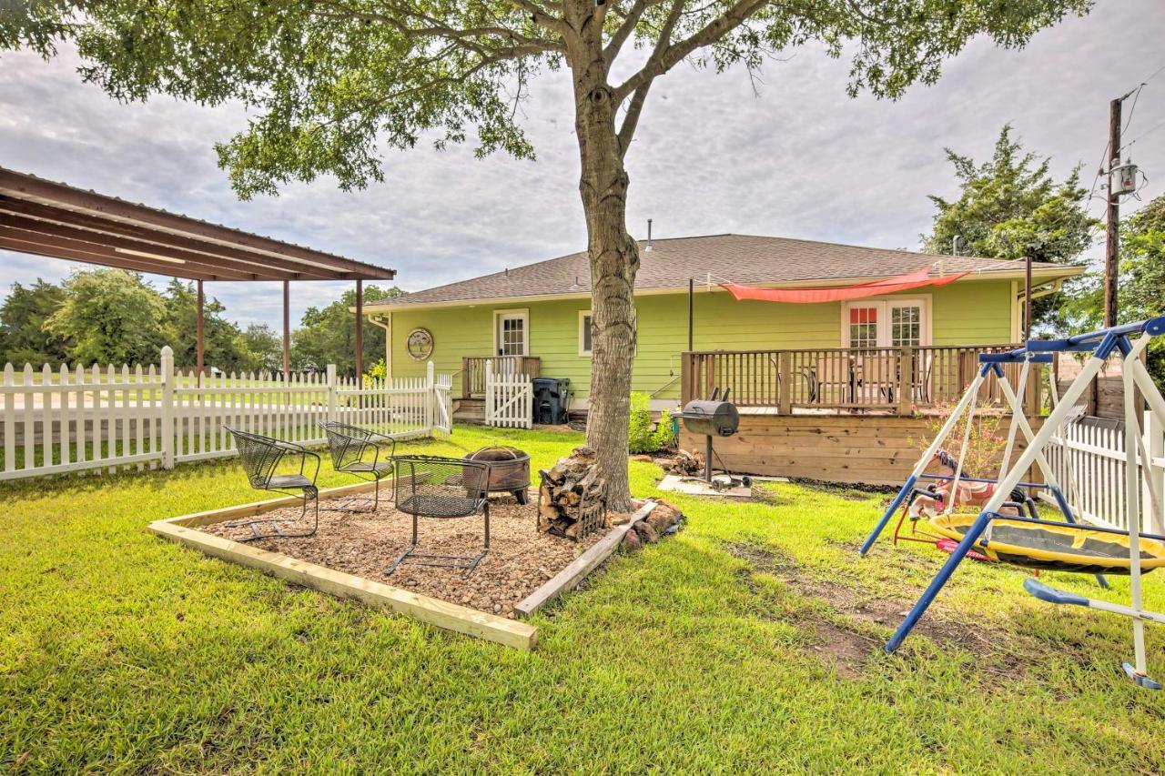 The Gathering Place Brenham Home On 6 Acres Extérieur photo