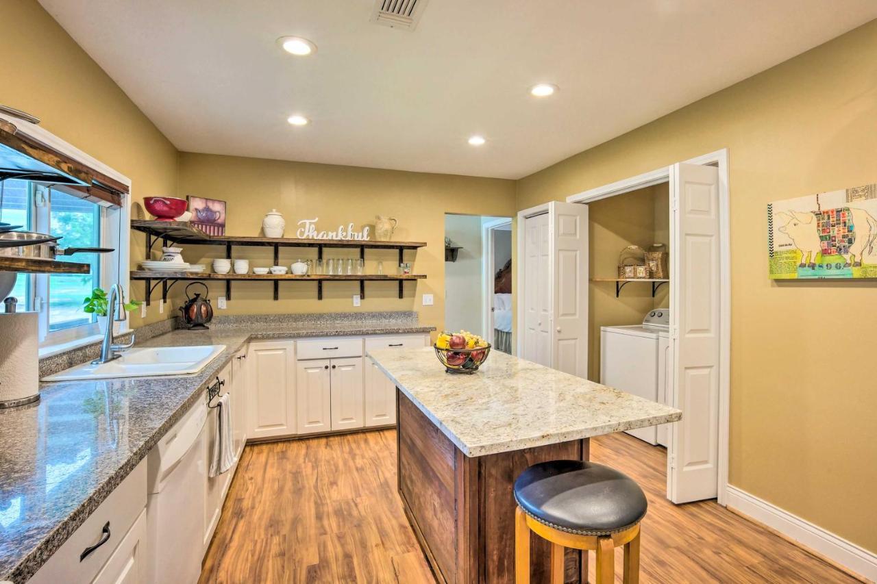 The Gathering Place Brenham Home On 6 Acres Extérieur photo
