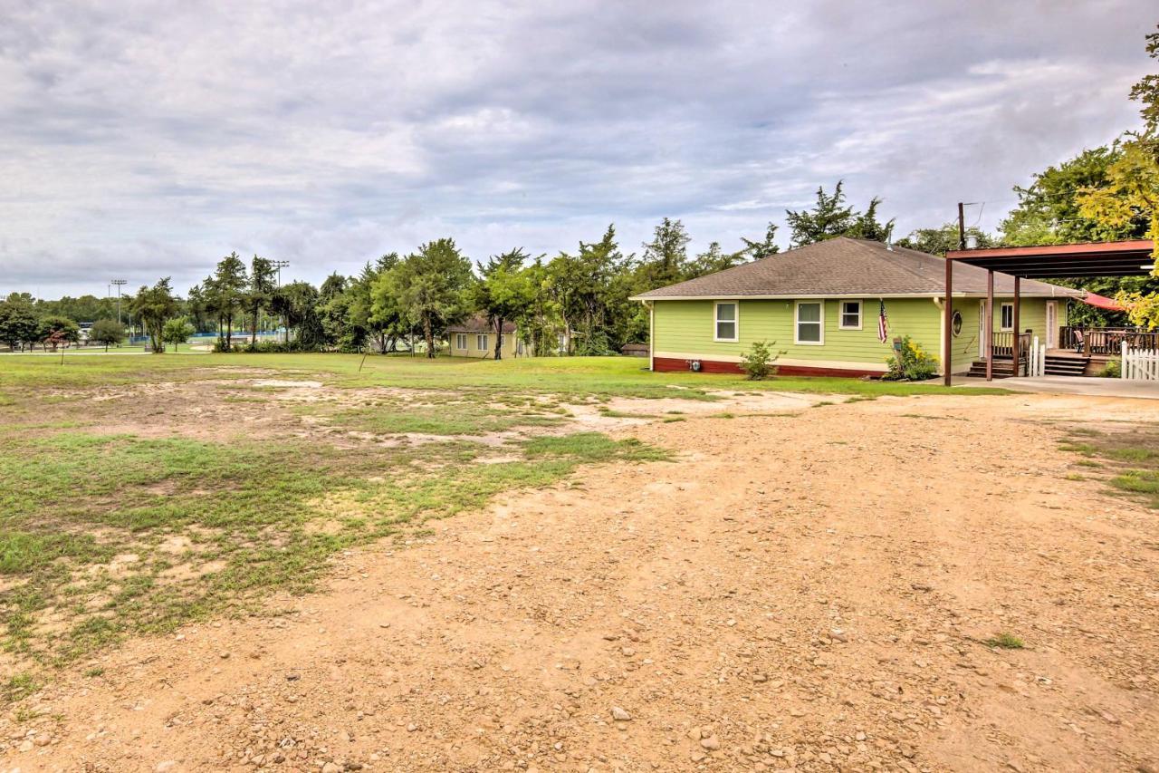 The Gathering Place Brenham Home On 6 Acres Extérieur photo