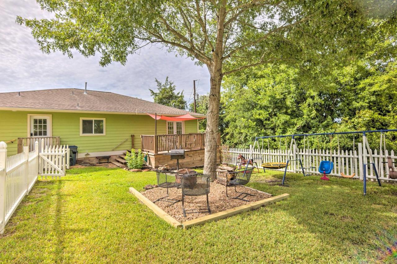 The Gathering Place Brenham Home On 6 Acres Extérieur photo